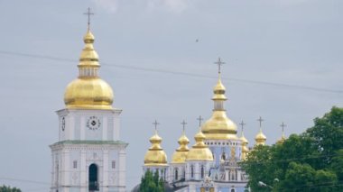 Ukrayna Kyiv yaz mevsimi 2 Ağustos 2024 sofievskaya kare çan kulesi ön kapı antik mimari yardım