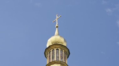Ukrayna Kyiv yaz mevsimi 2 Ağustos 2024, Sokiev çan kulesi altın kulesi. Azizlerin ön cephesini antik mimari kapısına boyayacağız.