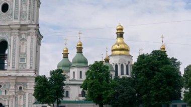 Ukrayna Kyiv yaz mevsimi 2 Ağustos 2024, Sokiev çan kulesi altın kulesi. Azizlerin ön cephesini antik mimari kapısına boyayacağız.