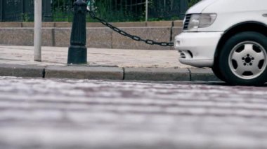 Şehir merkezi yaya sokakları demirden siyah antik sütunlar ve ağır zincirli belediye başkanları kaldırım taşlarını önemser.