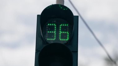 Gökyüzündeki şehir manzarasını kapat. Trafik lambası zamanlayıcısı için şehir çapındaki trafik işaretleri için işaretler ver.