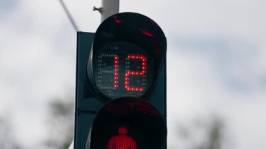 Gökyüzündeki şehir manzarasını kapat. Kırmızı ışık zamanlayıcısı için şehir merkezindeki trafik işaretlerini işaretle.
