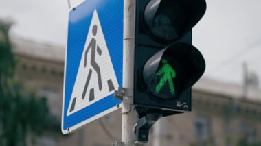 Gökyüzündeki şehir manzarasını kapat. Trafik lambası zamanlayıcısı için şehir çapındaki trafik işaretleri için işaretler ver.