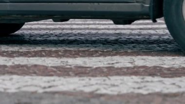 Şehrin peyzaj merkezi caddelerini kapatın. Farklı markalardan arabaların hareket alanı. Belediye başkanının kaldırım taşı kaldırımlarının bakımı için koruma alanı.