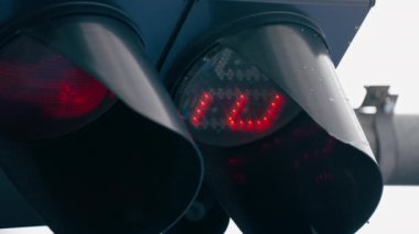 dikey video şehir manzarasını kapatır gökyüzünde trafik lambası zamanlayıcısı için kırmızı bölge işaretleri için şehir etrafında hareket işaretleri belirtir