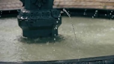 Kentsel olarak kapatılmış bir yaz manzarası şehir merkezi Sovyet mimari fıskiyeleri uçarak akan eski bir su akıntısı taze su figürlü sıva.