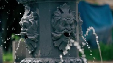 Kentsel olarak kapatılmış bir yaz manzarası şehir merkezi Sovyet mimari fıskiyeleri uçarak akan eski bir su akıntısı taze su figürlü sıva.