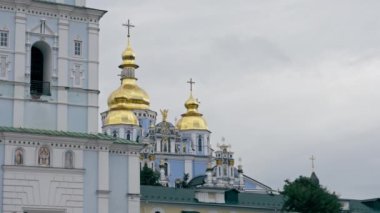 dikey video Kyiv yaz mevsimi 2 Ağustos, 2024 Sokiev çan kulesi altın kulesi üzerinde azizlerin ön cephesi olan antik kapı mimarisi