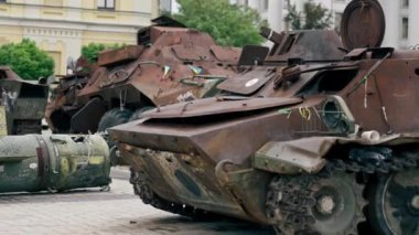 Ukrayna Yazı Kyiv 2 Ağustos 2024 Sofievskaya Meydanı Başkent Askeri Hurda Metal kalıntıları Ukrayna - Rusya Savaşı