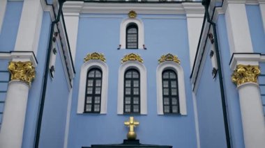 Ukrayna Kyiv yaz mevsimi 2 Ağustos 2024, Sokiev çan kulesi altın kulesi. Azizlerin ön cephesini antik mimari kapısına boyayacağız.