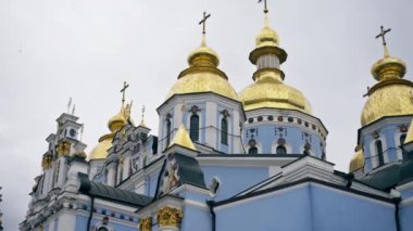 Ukrayna Kyiv yaz mevsimi 2 Ağustos 2024, Sokiev çan kulesi altın kulesi. Azizlerin ön cephesini antik mimari kapısına boyayacağız.
