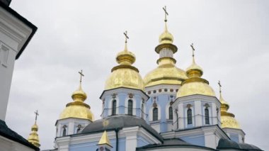Ukrayna Kyiv yaz mevsimi 2 Ağustos 2024, Sokiev çan kulesi altın kulesi. Azizlerin ön cephesini antik mimari kapısına boyayacağız.