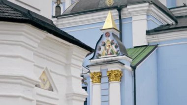 Ukrayna Kyiv yaz mevsimi 2 Ağustos 2024, Sokiev çan kulesi altın kulesi. Azizlerin ön cephesini antik mimari kapısına boyayacağız.