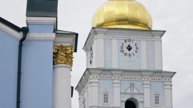 Ukrayna Kyiv yaz mevsimi 2 Ağustos 2024, Sokiev çan kulesi altın kulesi. Azizlerin ön cephesini antik mimari kapısına boyayacağız.