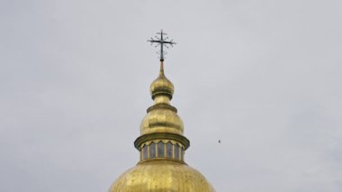 Ukrayna Kyiv yaz mevsimi 2 Ağustos 2024, Sokiev çan kulesi altın kulesi. Azizlerin ön cephesini antik mimari kapısına boyayacağız.