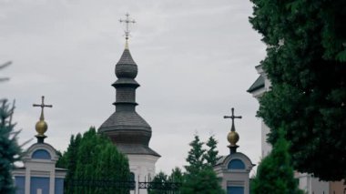 dikey video Kyiv yaz mevsimi 2 Ağustos 2024 Sokiev çan kulesi kara kule Azizlerin ön cephesini resmeden antik mimari ana kapı