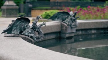 Kentsel olarak kapatılmış bir yaz manzarası şehir merkezi Sovyet mimari fıskiyeleri uçarak akan eski bir su akıntısı taze su figürlü sıva.