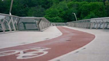 Ukrayna Kyiv yaz mevsimi 2 Ağustos 2024 kauçuk kaplama kırmızı bisiklet yolu ve bisiklet illüstrasyonu modern mimari