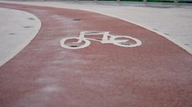 Ukrayna Kyiv yaz mevsimini 2 Ağustos 2024 'te lastik kaplama kırmızı bisiklet yolu ve bisiklet illüstrasyonu modern mimarisi ile kapatır.