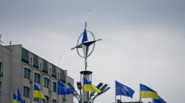 Ukrayna 'ya ait 2.8.2024 Sovyet bayraklı Ukrayna bayrağıyla Ukrayna Yaz Kyiv idari yapı direkleri
