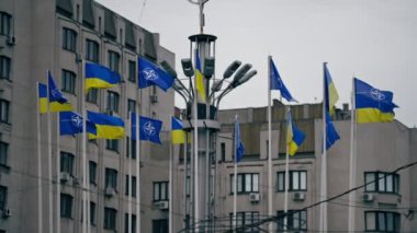 Ukrayna 'ya ait 2.8.2024 Sovyet bayraklı Ukrayna bayrağıyla Ukrayna Yaz Kyiv idari yapı direkleri