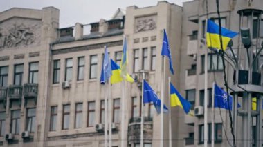 Ukrayna 'ya ait 2.8.2024 Sovyet bayraklı Ukrayna bayrağıyla Ukrayna Yaz Kyiv idari yapı direkleri