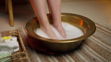 Masaj salonuna kapan ayak yıkama prosedürü hasır kaplama, sabun solüsyonu sepeti, fırça ve havlu müşterileri ayaklarını suda buharlaştırıyor.