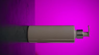 Pembe arka plandaki dikey video stüdyosunu kapatıyoruz. Masa başı cilt bakımı kozmetik güzellik tedavisiyle mor ışıklı beyaz losyon standı.