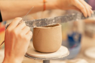 Kil modelleme stüdyosuna yakın çekim. Eski sanat eseri çömlekçilik el işi. Düzensizlikleri bir yığın düzensizlikle gideriyor.