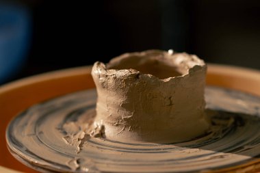 Kil modelleme stüdyosuna yakın çömlek çanak çömlek sanat kil çömleği uygulaması antik zanaat mekanik çömlek tekerleği