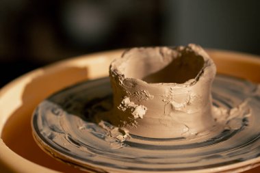 Kil modelleme stüdyosuna yakın çömlek çanak çömlek sanat kil çömleği uygulaması antik zanaat mekanik çömlek tekerleği