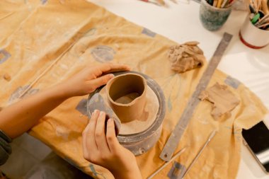 Çamur modelleme stüdyosunun en yakın plan çekimi. Eski sanat eseri çömlekçilik el işi. Düzensizlikleri bir yığın düzensizlikle gideriyor.