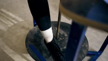 Çömlekçi çarkının üzerindeki kil modelleme stüdyosunda yakın plan eski el işi mekanik çömlekçiler tekerleği döndürmek için çember hareketi