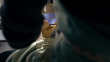 Çamur modelleme stüdyosundaki genç kız elleri çömlekçi çarkında kil şekillendirirken eski el işi mekanik çömlekçiler tekerleği