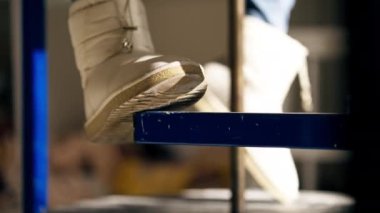 Çömlekçi çarkının üzerindeki kil modelleme stüdyosunda yakın plan eski el işi mekanik çömlekçiler tekerleği döndürmek için çember hareketi