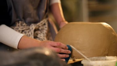Kil modelleme stüdyosuna yakın çekim. Eski sanat eseri çömlekçilik el işi. Düzensizlikleri bir yığın düzensizlikle gideriyor.