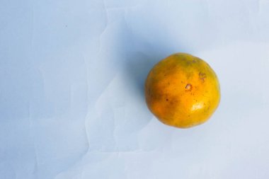 beyaz arkaplanda portakal meyvesi