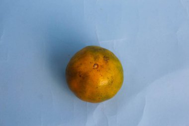 beyaz arkaplanda portakal meyvesi