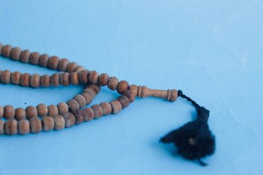 Tasbih, Müslümanlar için bir ibadet aracı.