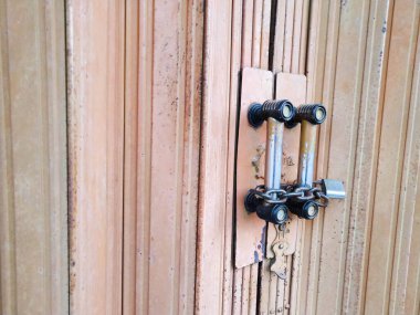 Kapı hala kilitli. Demir dükkan kapısı. Dükkan için yuvarlanan kapı deseni