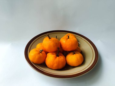 Bir tabak dolusu portakal.