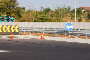 Çoklu trafik işaretleri daire, koni ve sarı ok işaretini döndürüyor