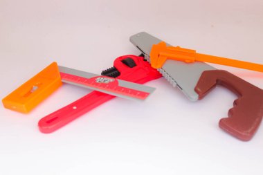 Birkaç küçük çocuk oyuncağı el sanatları aletleri şeklinde.