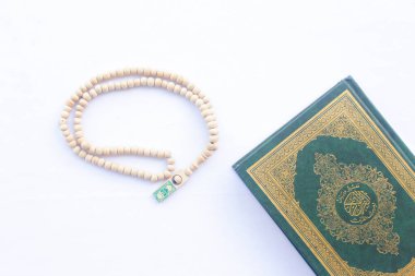 Kuran ve Kuran, müslümanlar için bir ibadettir. Beyaz bir arkaplanda