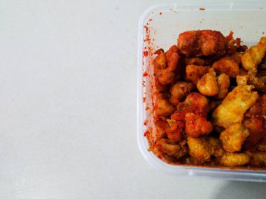 Balado beyaz arka planda kızarmış tavuk