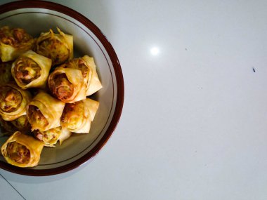 Kızarmış erişteli hamur köftesi menüsü