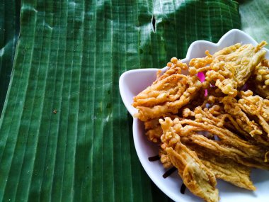 Kızarmış Enoki mantarları lezzetli ve lezzetli.