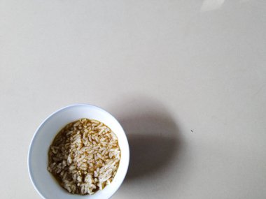 Beyaz bir masada kasede beyaz pirinç.