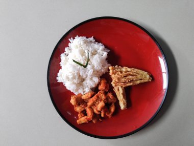 Enoki mantarlı balado tavuk kahvaltı menüsü.