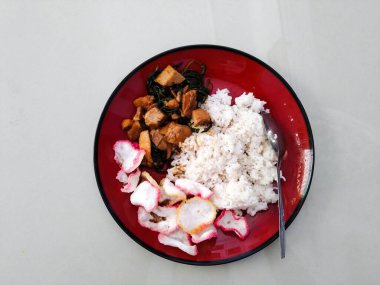 Sebze, tofu, kraker ve beyaz pirinç menüsü olan kahvaltı.